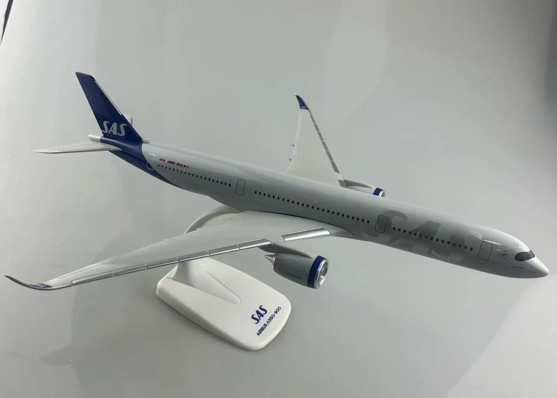 1/200 Scale Airplanes Model A350-900 Air Scandinavian SAS Airlines ABS Assembly Plane Model For Collected Gift By Aviation