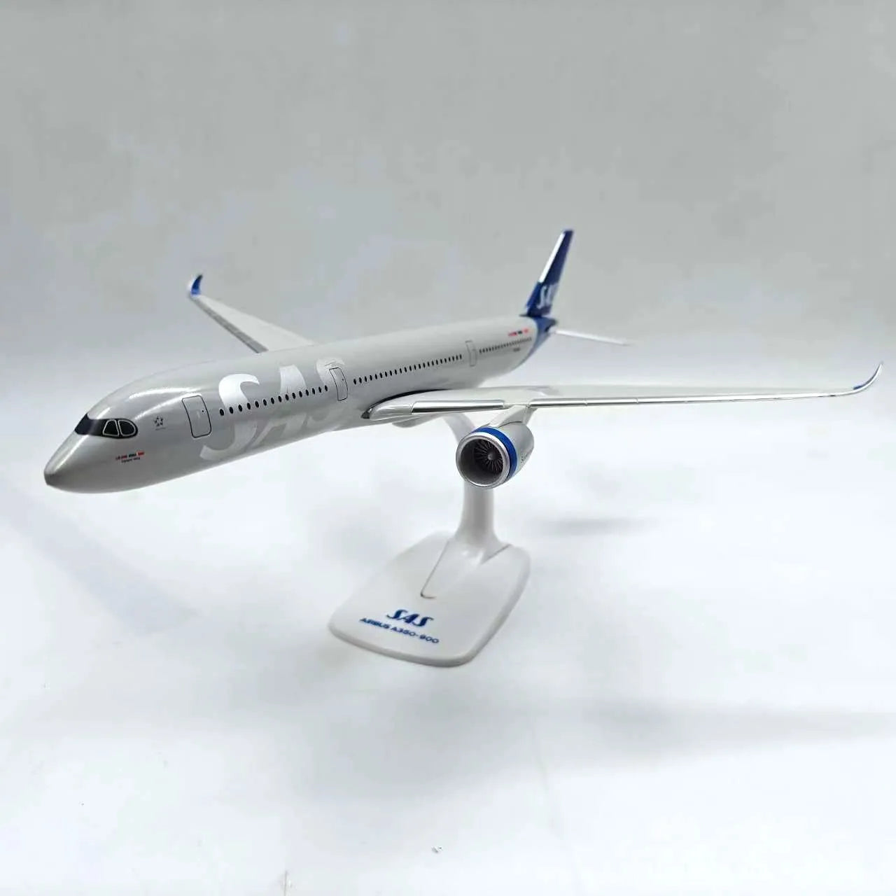1/200 Scale Airplanes Model A350-900 Air Scandinavian SAS Airlines ABS Assembly Plane Model For Collected Gift By Aviation
